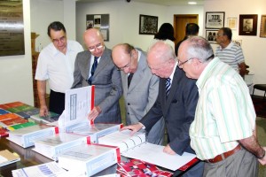 Ex-Ministro Ibrahim Abi Ackel (centro), Sylo Costa (esquerda) analisam a Coletânea de Consultas