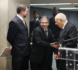 Ministros Dias Toffoli (esquerda) e Ayres Britto (centro) cumprimentam José Carlos Moreira Alves
